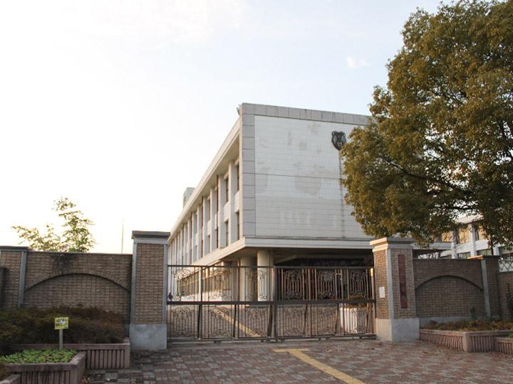 Primary school. 660m to Central Elementary School