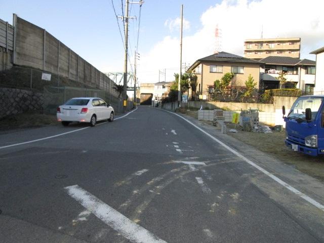 Local photos, including front road. Southwest side of the road 2013 December 20, shooting