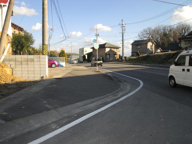 Local photos, including front road. South road 2013 December 20, shooting