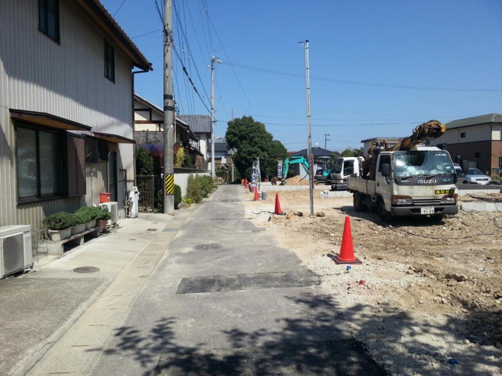 Local photos, including front road. Northwest side of the front road 2.24m