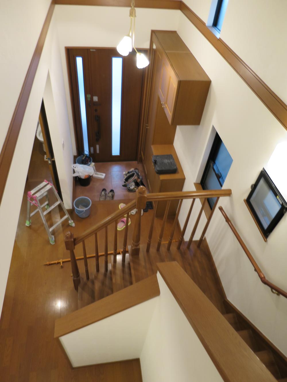 Entrance. Entrance hall there is a feeling of opening in colonnade