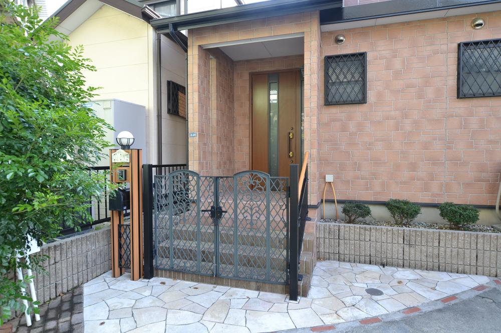 Local appearance photo. Gate