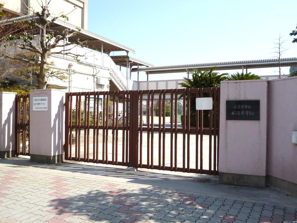 Primary school. Funakata until elementary school 683m