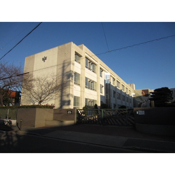 Junior high school. Private Sugiyamajogakuen until junior high school (junior high school) 298m