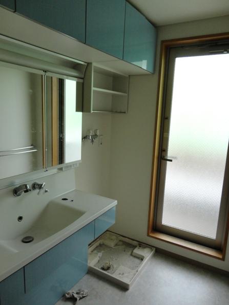 Wash basin, toilet. Second floor toilet (you will be out as it is to the roof balcony)