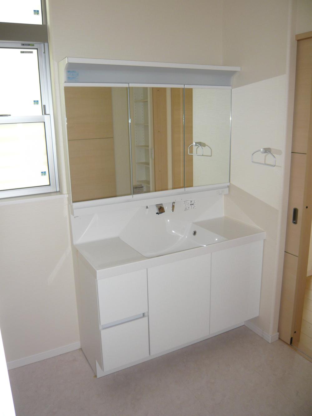 Wash basin, toilet. Indoor (11 May 2013) Shooting