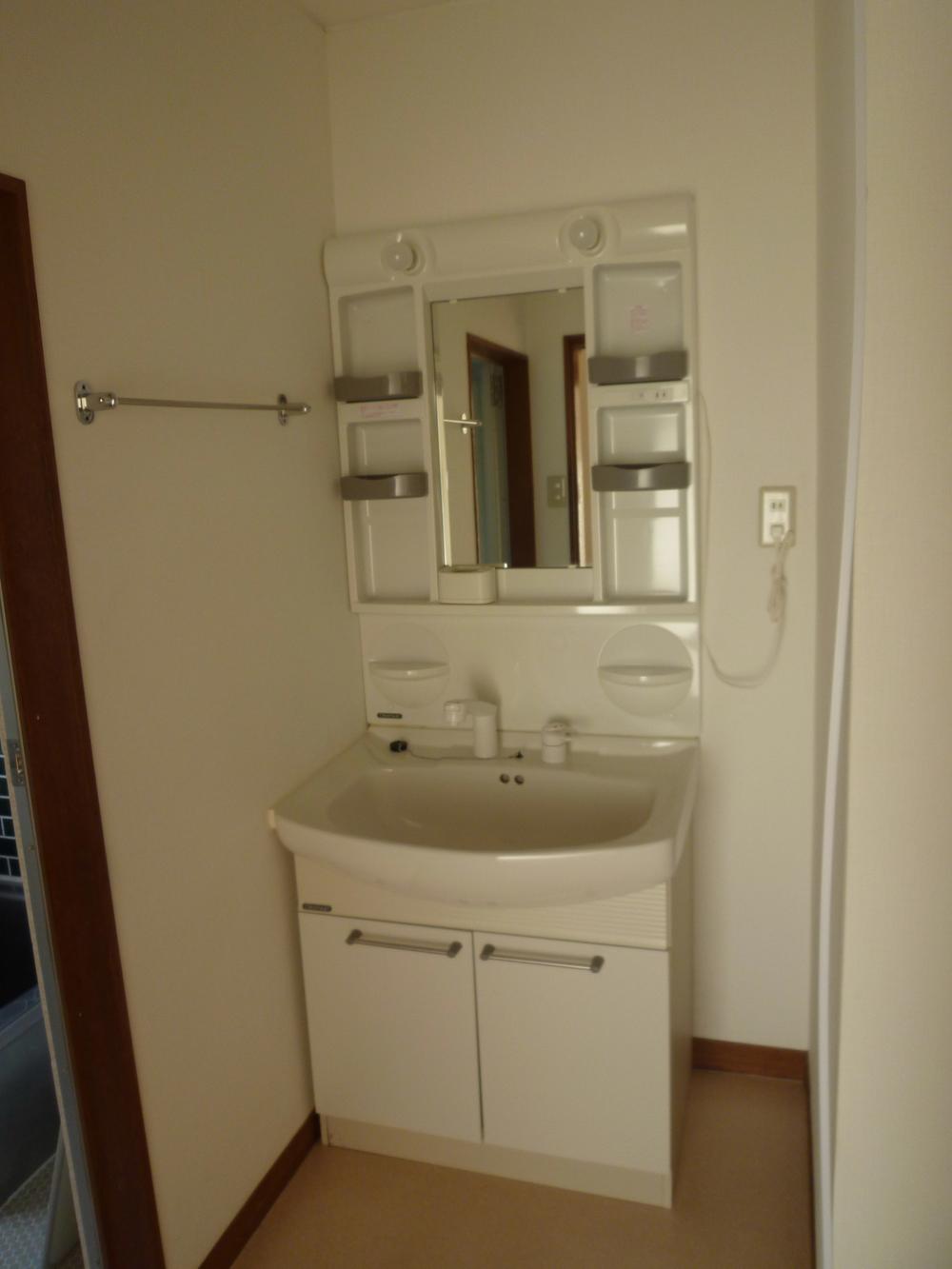 Wash basin, toilet. Room (August 2013) Shooting