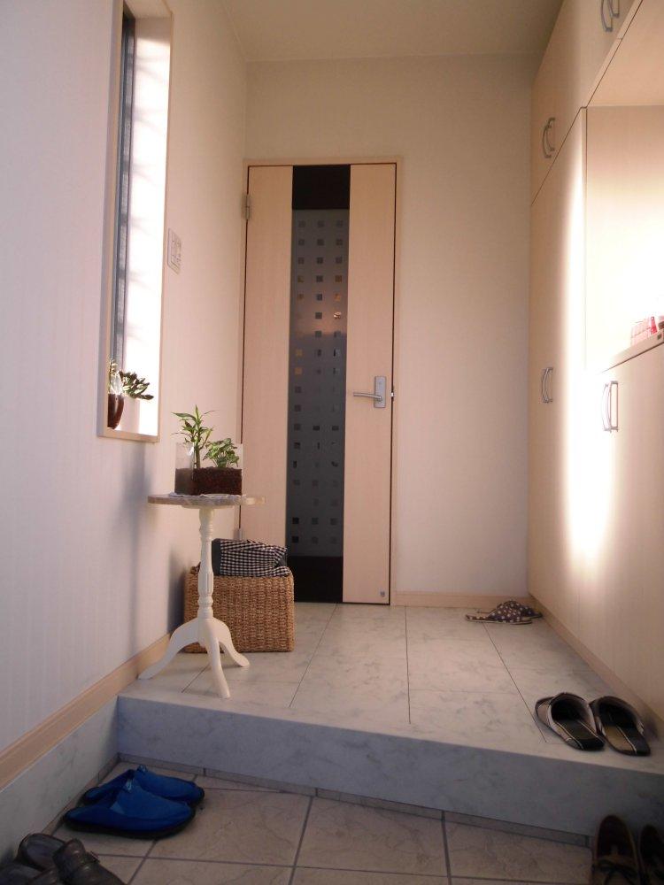 Entrance. Local (September 2013) Shooting