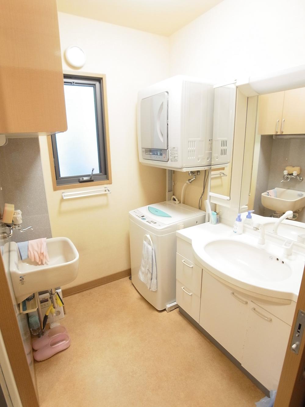 Wash basin, toilet. Indoor (10 May 2013) Shooting