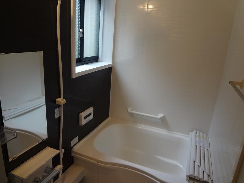 Bathroom. Indoor (10 May 2013) Shooting Unit bus There window in the bathroom