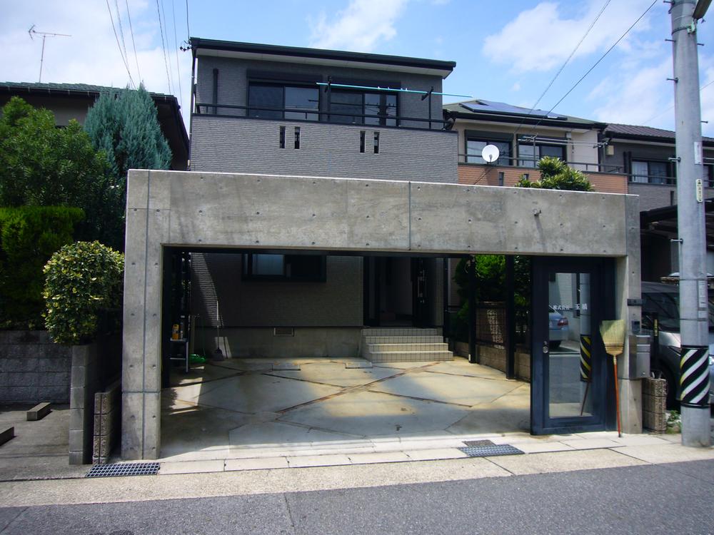 Parking lot. Local (07 May 2013) Shooting