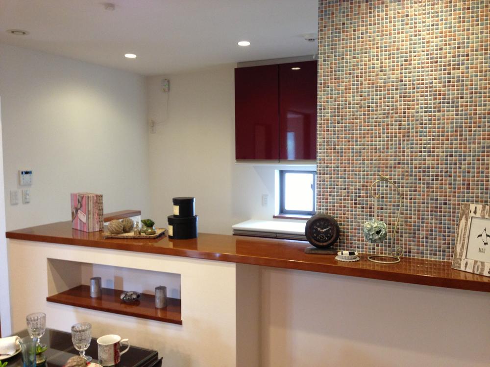 Kitchen. Stylish kitchen decorated with accent tiles! There is also a niche! It will also be fun to cooking! !