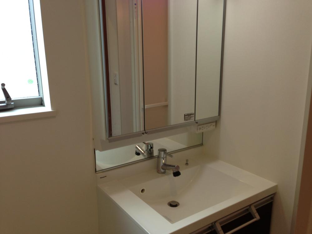 Wash basin, toilet. Room (August 2013) Shooting