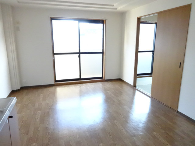 Living and room.  ☆ Top-floor corner room ☆