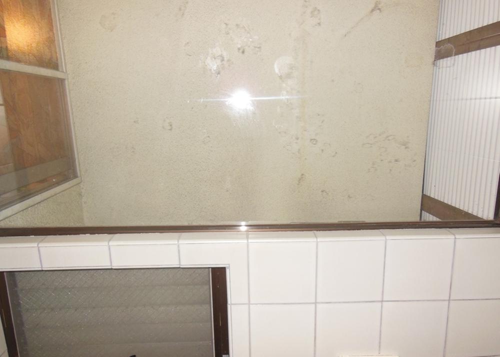 Bathroom. Window to see the courtyard from the bathroom