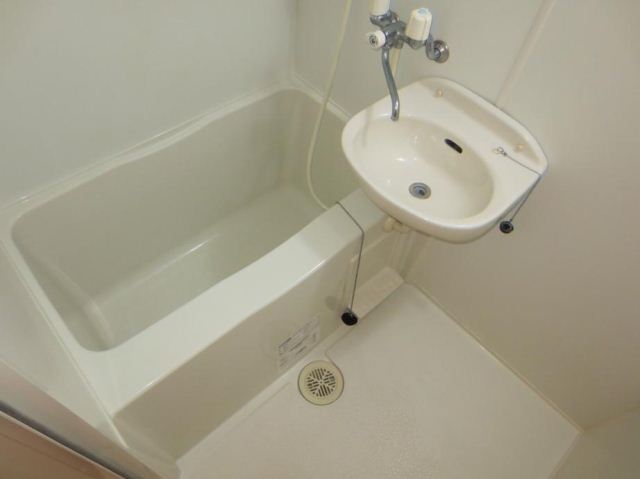 Bath. This bath and spacious with clean. 