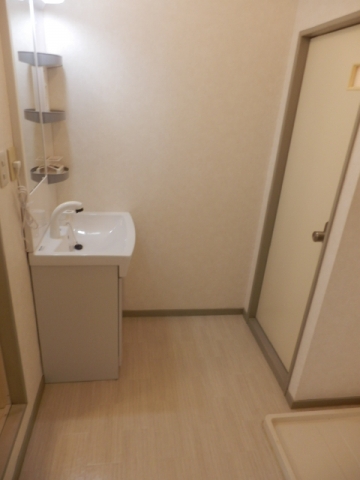 Washroom. ☆ It is spacious also vanity space ☆