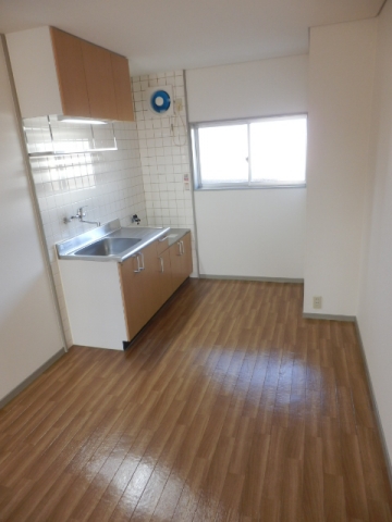 Living and room. ☆ Ventilation is also easy to kitchen ☆