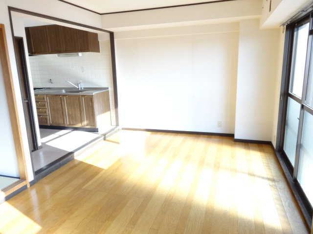 Living and room. ☆ Living is very bright ~ ☆