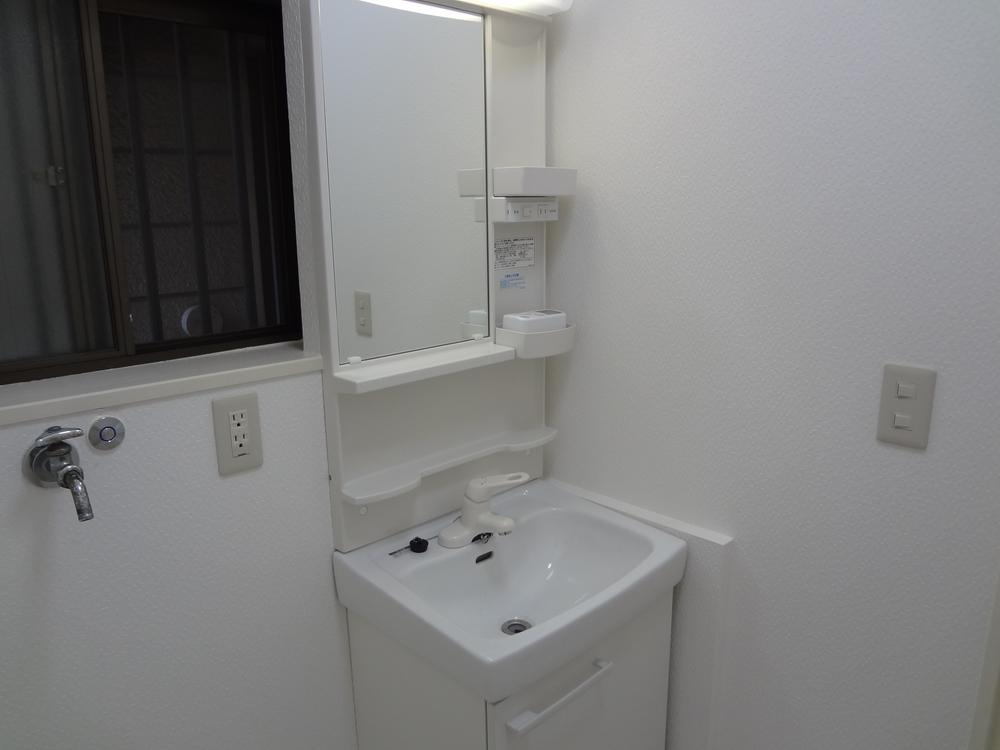 Wash basin, toilet. Interior