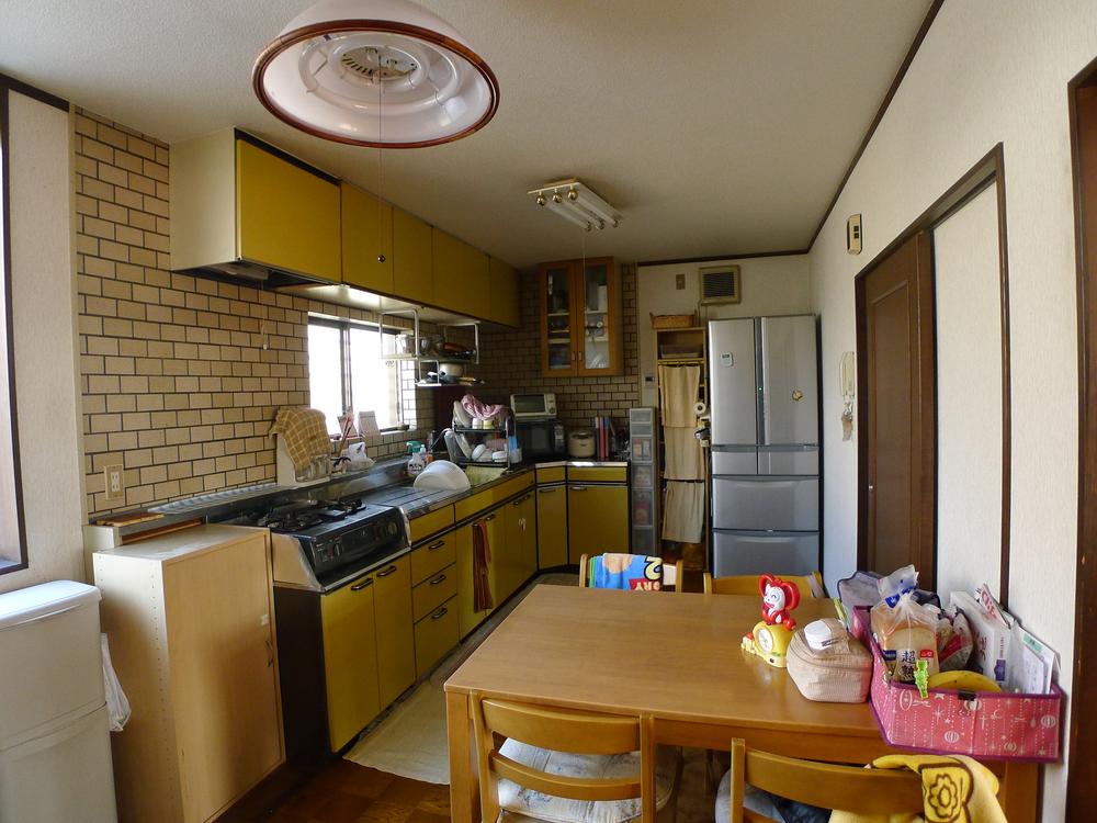 Kitchen. Indoor (12 May 2012) shooting