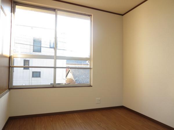 Entrance. We have the second floor Western-style cross re-covering.