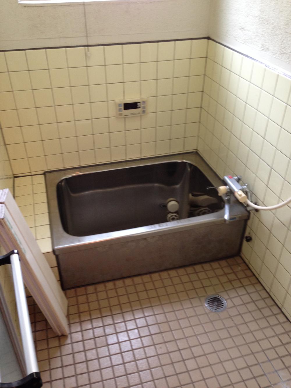 Bathroom. Indoor (12 May 2013) Shooting