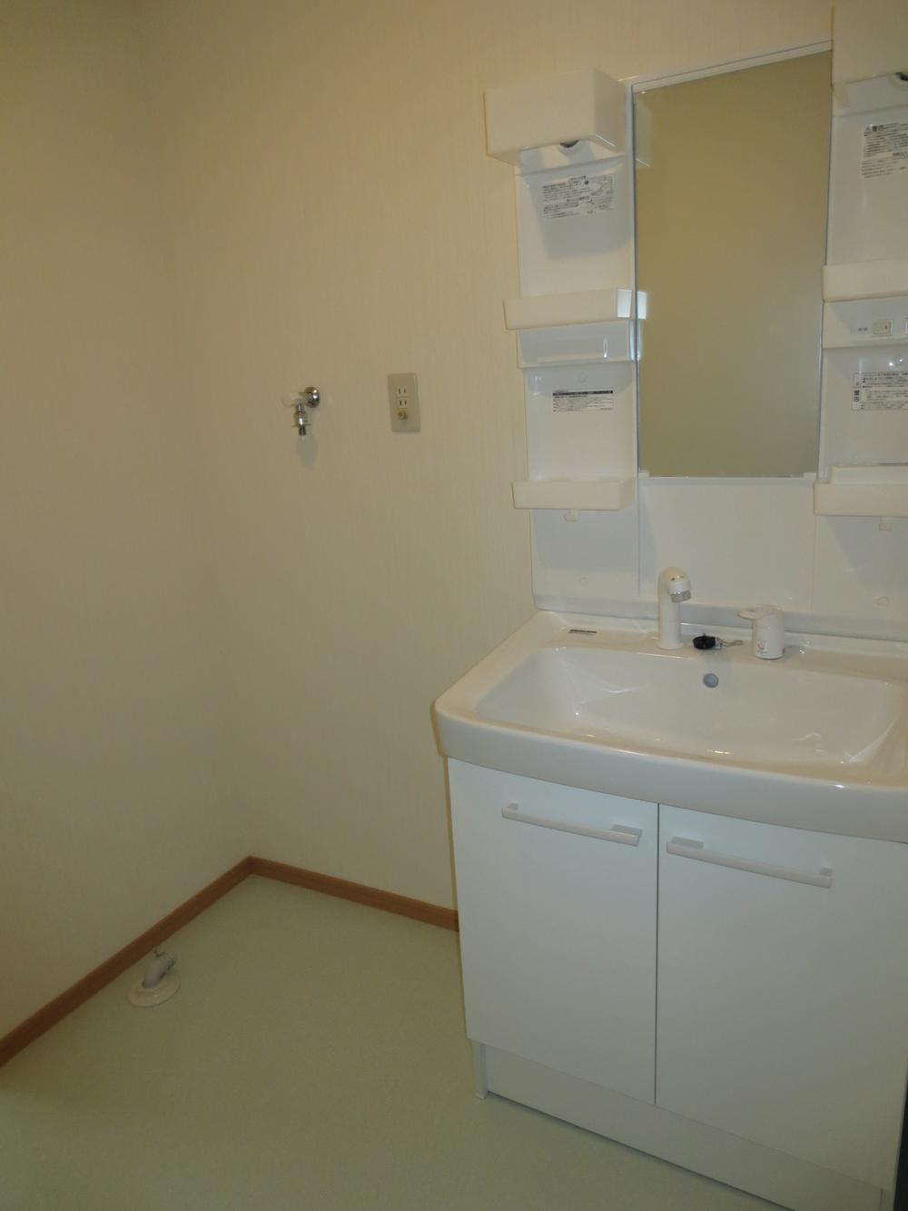 Wash basin, toilet. Indoor (11 May 2013) Shooting