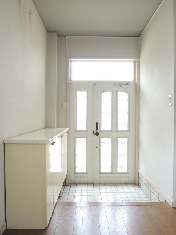 Entrance. Local (September 2013) Shooting