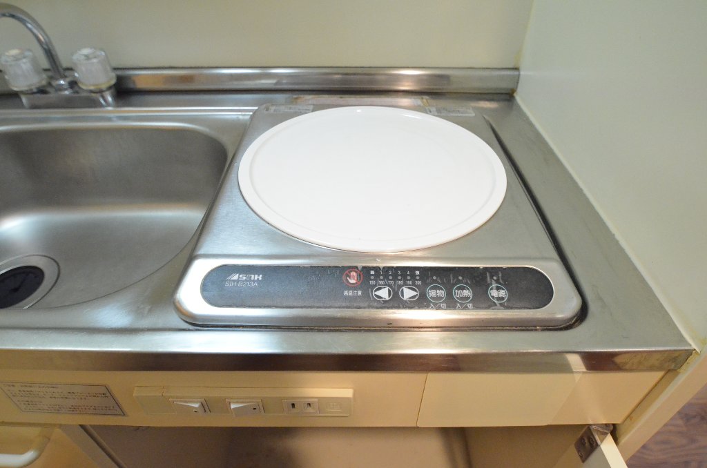 Kitchen. Electric stove