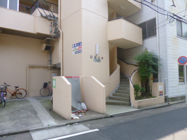 Building appearance. Entrance