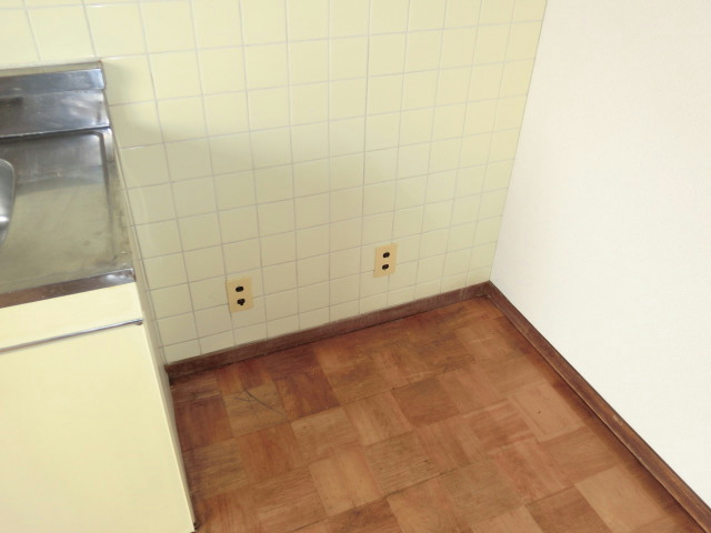 Other room space. Refrigerator yard