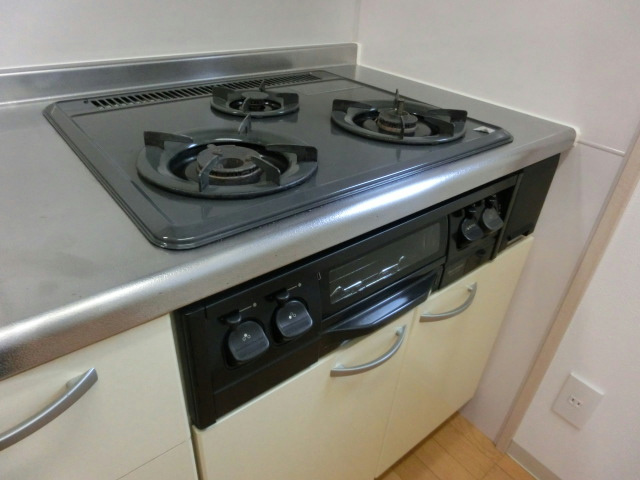 Kitchen. 3-burner stove
