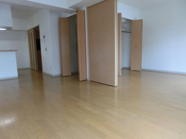 Living and room. Pledge LDK15.9 (from veranda direction)