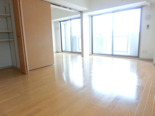 Living and room. Living (from the kitchen side