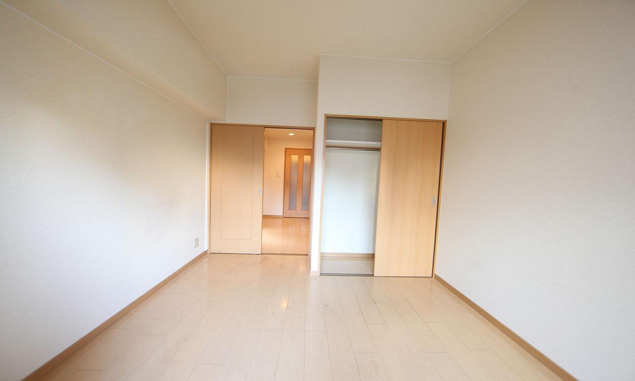 Living and room. Western-style 5.9 Pledge Closet (storage rich have)