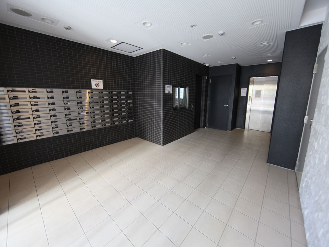 Entrance. entrance With auto lock With security cameras