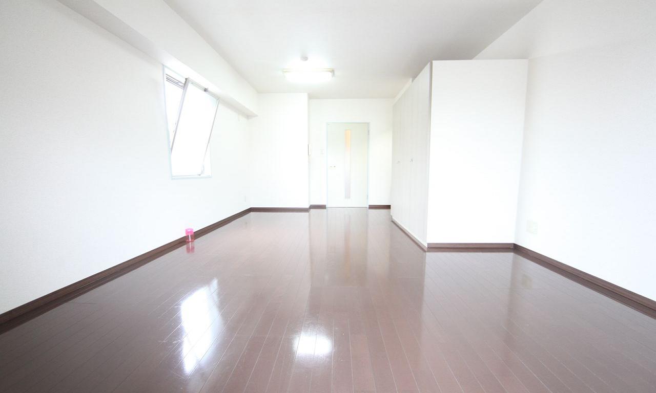 Living and room. Western-style 11.3 Pledge With closet (storage rich have) With window