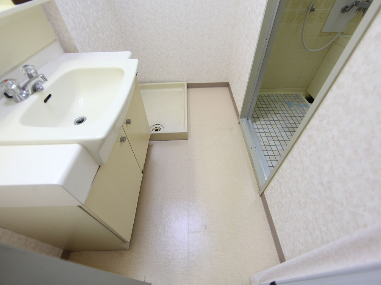 Washroom. Dressing room Independent wash basin, Indoor Laundry Storage