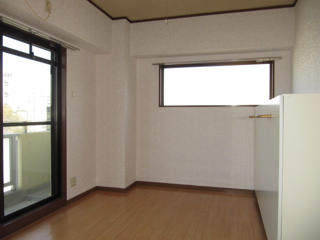 Living and room. Western-style 6.3 Pledge