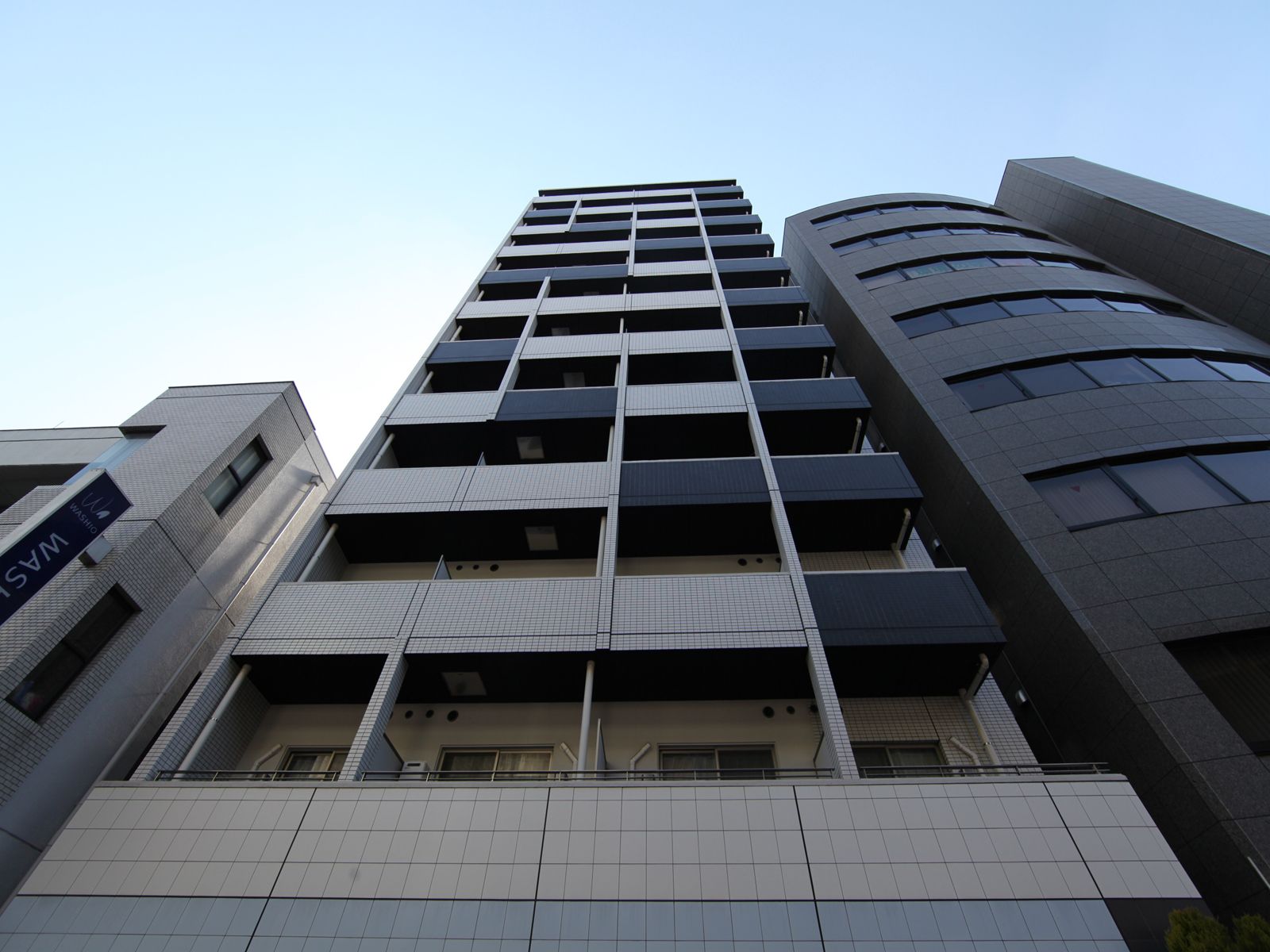 Building appearance. With appearance auto-lock with a security camera delivery box equipped