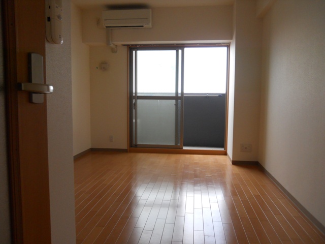 Other room space. Western-style (shooting from the kitchen side