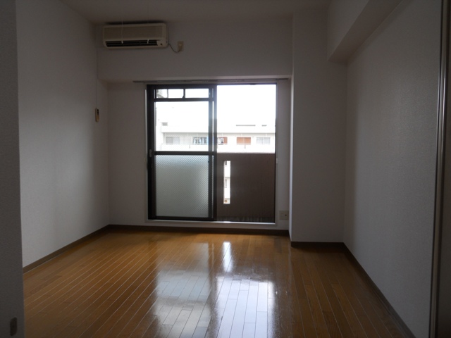 Other room space. Western-style (shooting from the kitchen side