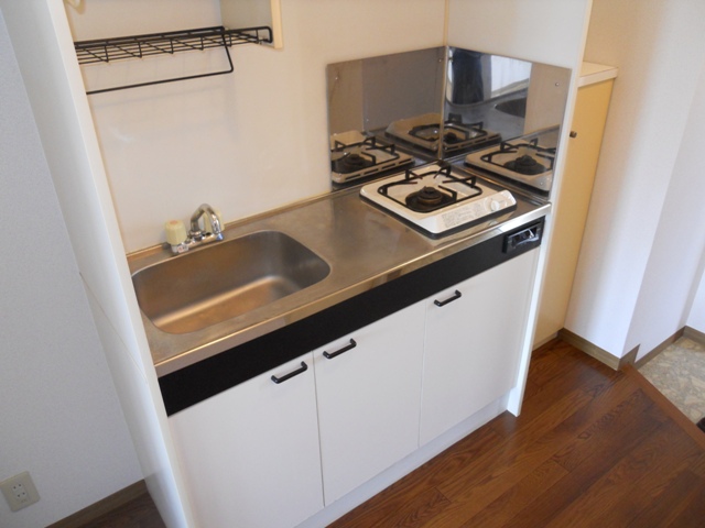 Kitchen. 1-neck with gas stove