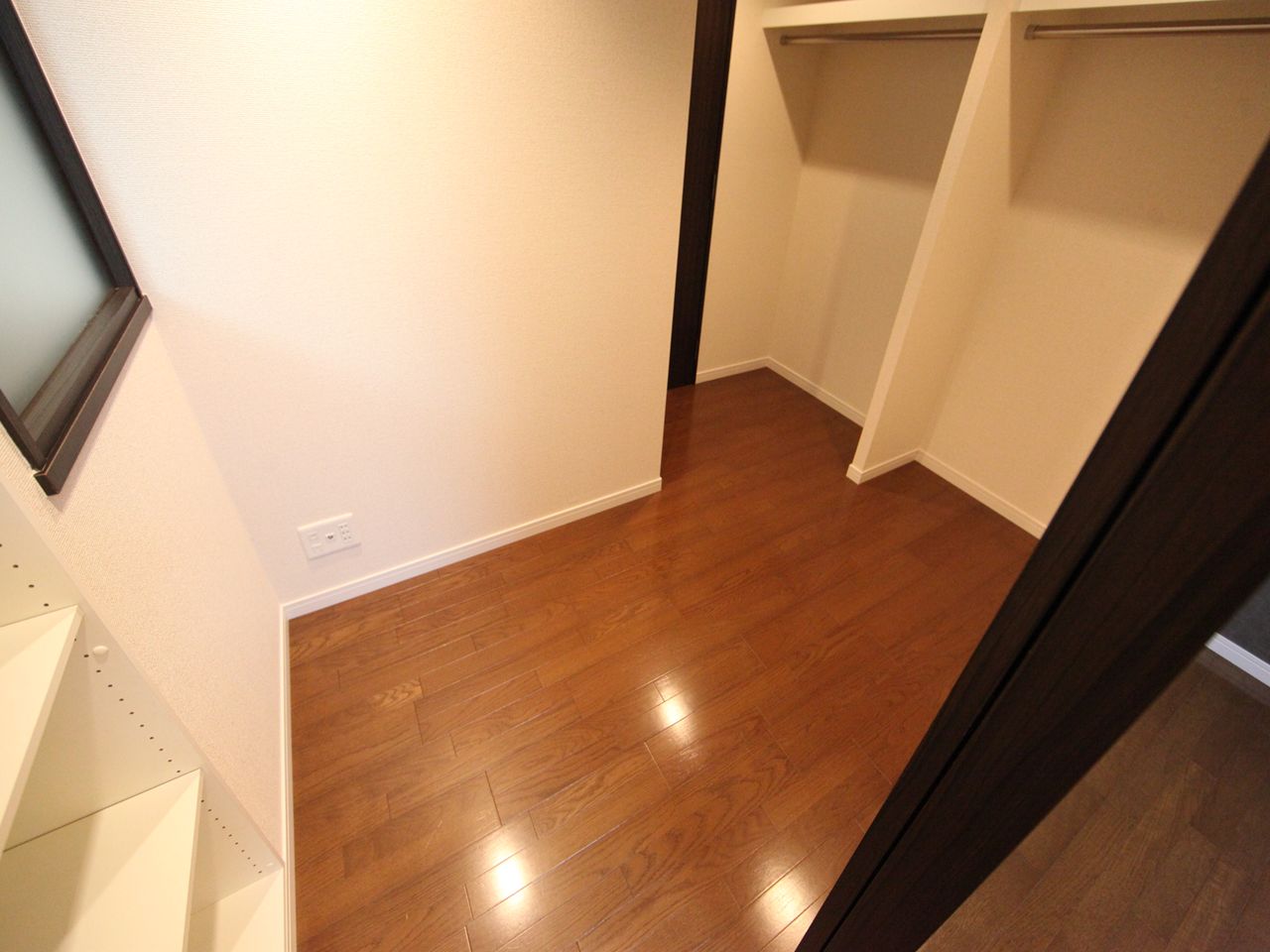 Receipt. Western-style walk-in closet (storage enhancement)