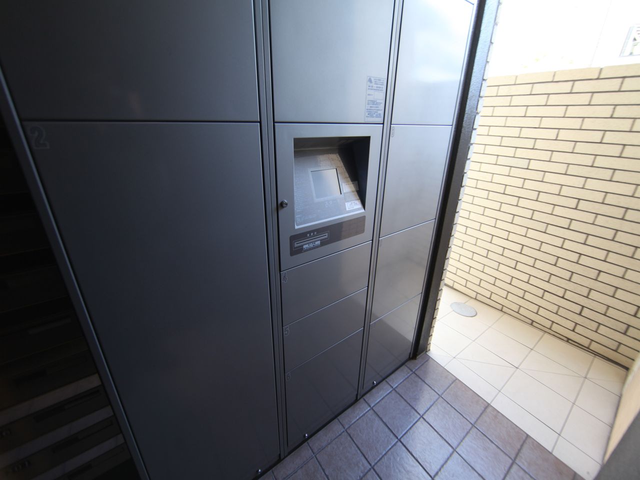 Entrance. Courier with BOX You can receive the luggage to absence