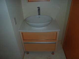 Washroom. Wash basin