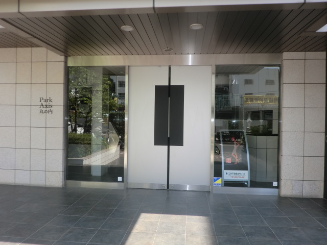 Entrance. Luxurious Do entrance next to the Tower parking lot