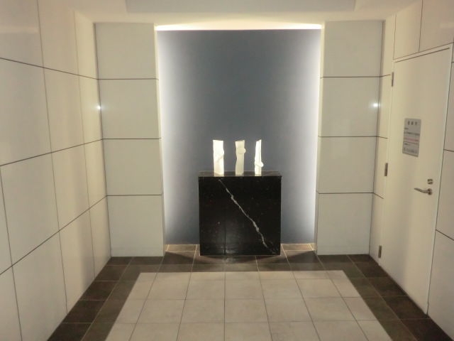 Entrance. There are also objects.