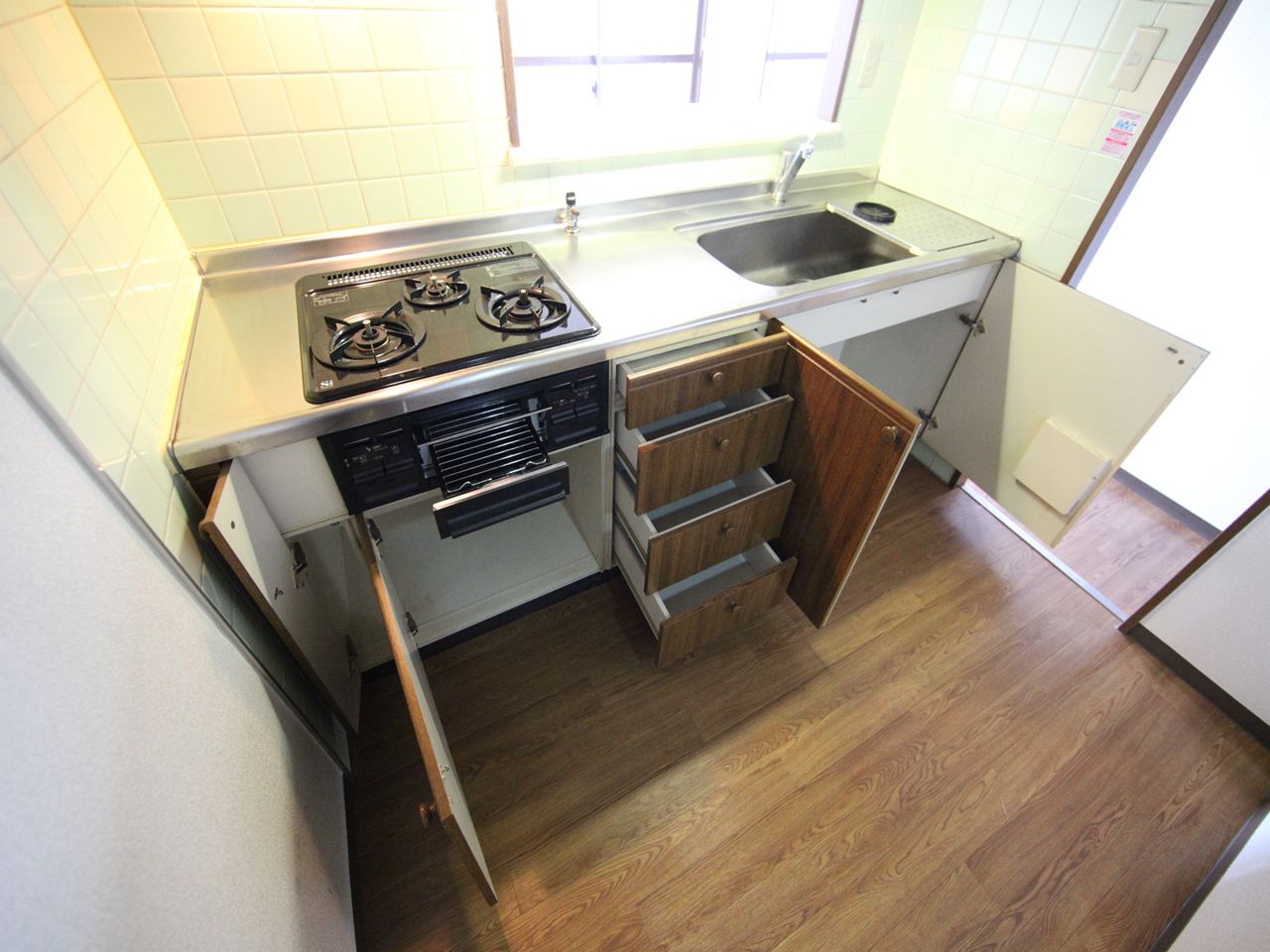 Kitchen. Counter Kitchen 3-neck gas stove With grill